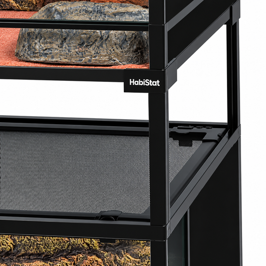 Gros plan sur le kit d’empilage HabiStat 45 × 45 cm installé entre deux terrariums en verre